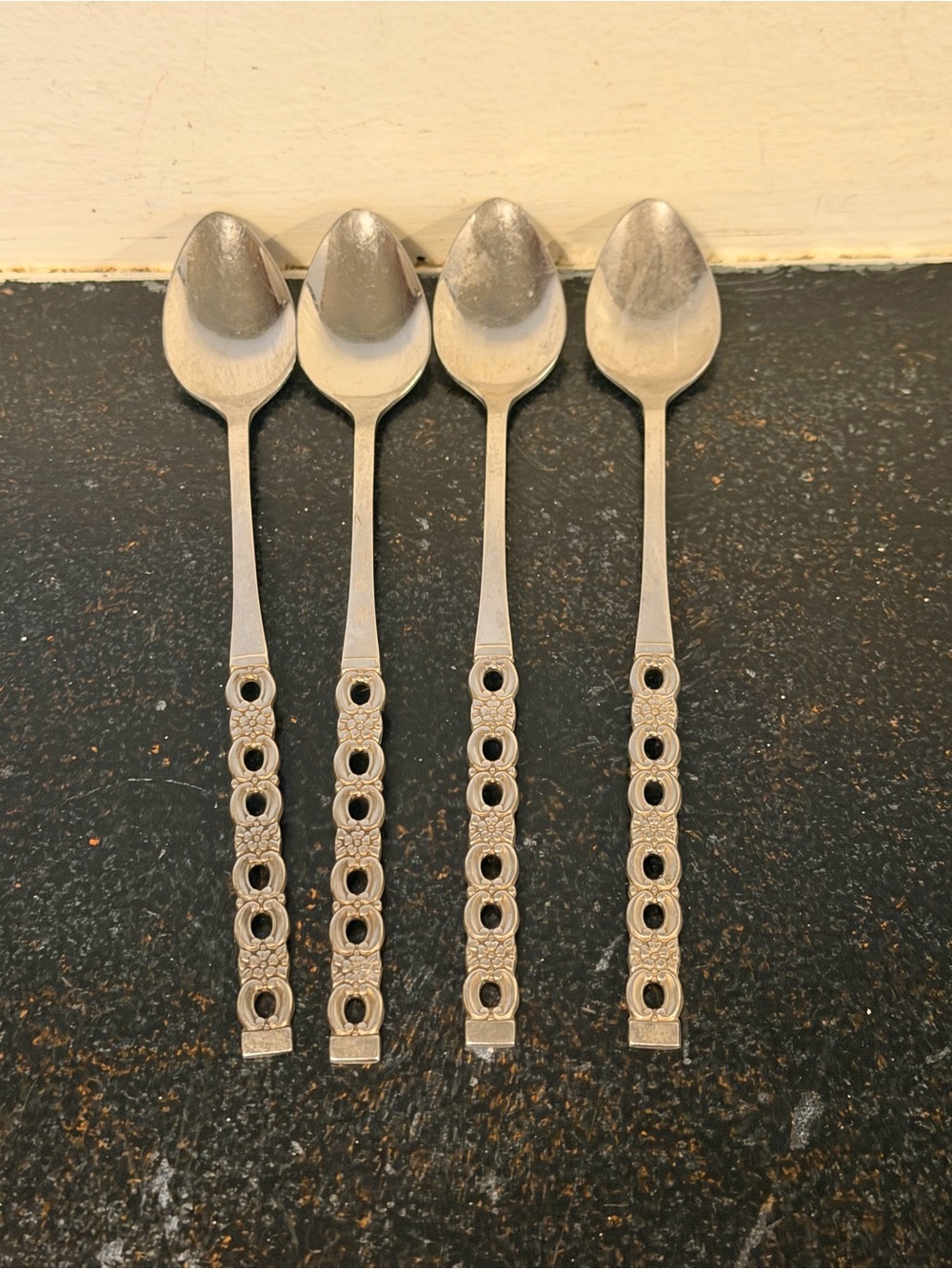 ONEIDA Deluxe Stainless Appliqué Flatware Soup Spoons Set Of 4